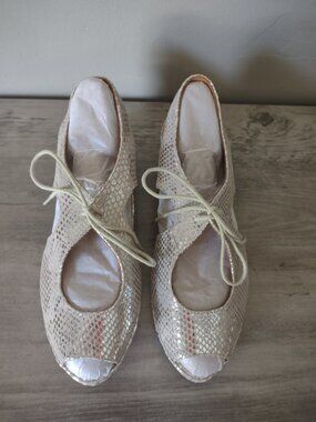 L'Amour Des Pieds Brettany - taupe silver Mary Janes low wedge - NWOT size 8.5